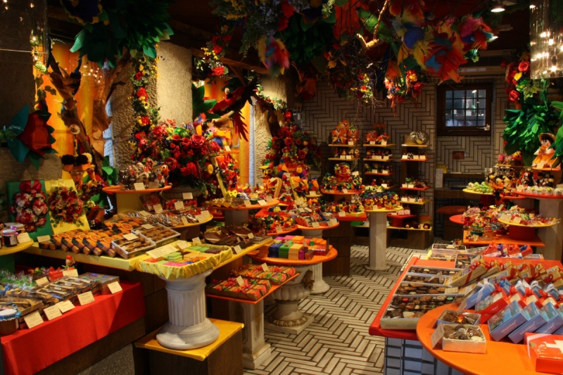 vitrine-MONTAUROUX-min_candy_store_chocolate_shop_chocolate_switzerland-393515