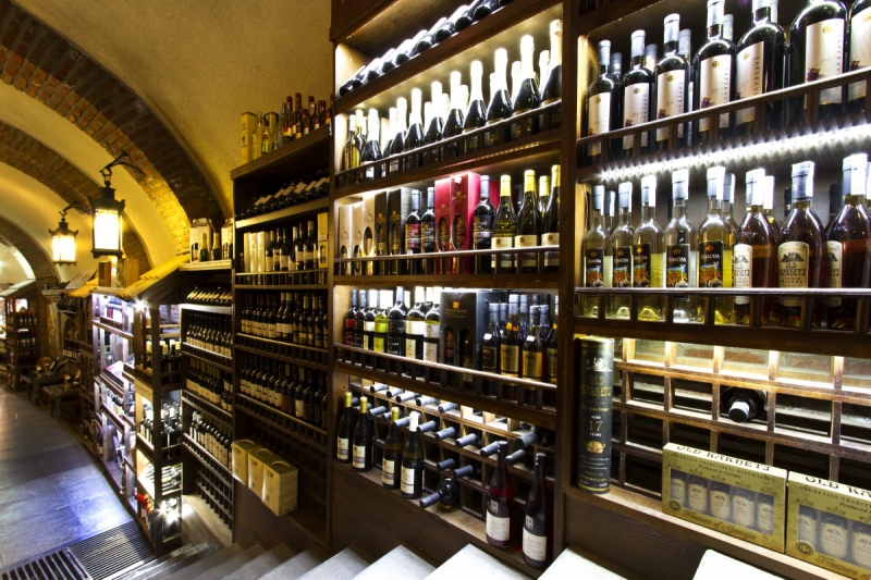 vitrine-MONTAUROUX-min_world_street_travel_shop_canon_georgia_wine_bottles-429767